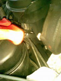 24102011013 Pliers into the actuator arm