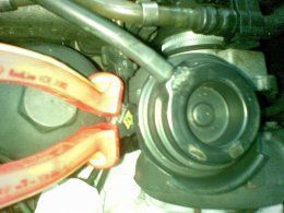 24102011014 Use pliers to move the actuator arm up and down